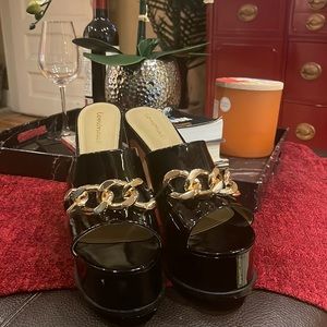 Black patent leather platform mules